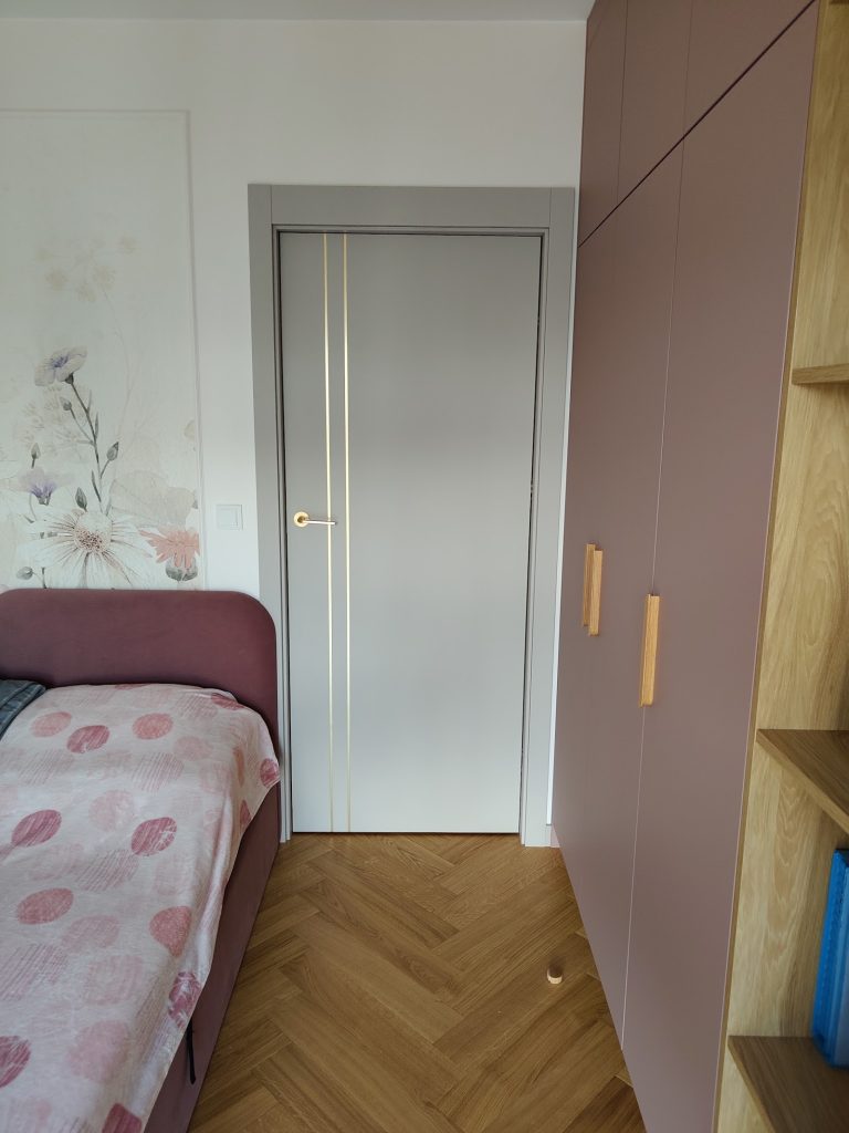 Otwarte drzwi INTENSO Flato ze złotą klamką, wnętrze sypialni
