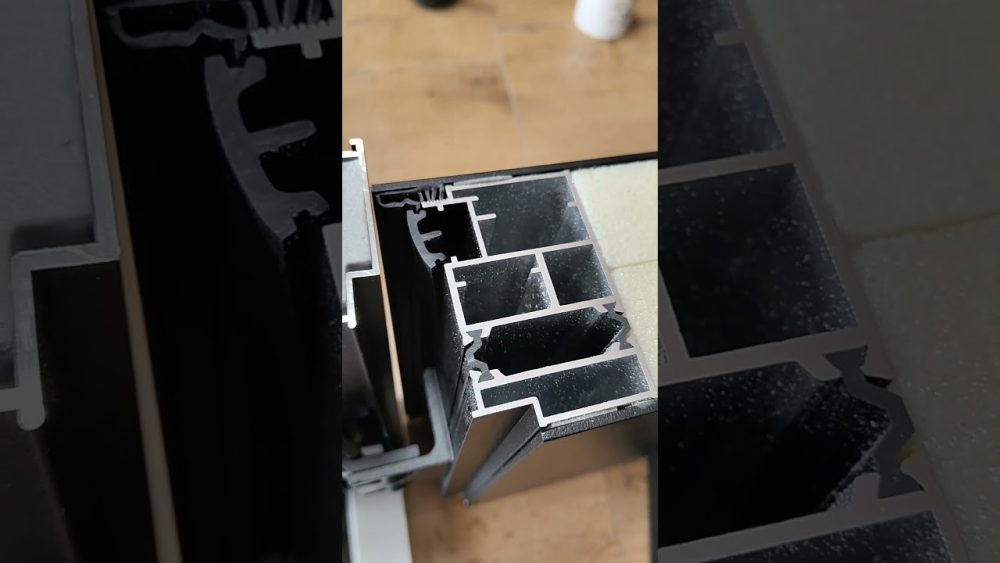 Przekrój drzwi aluminiowych KMT Moderno 88 pokazujący budowę skrzydła i ościeżnicy