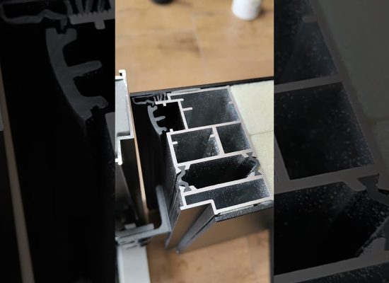 Przekrój drzwi aluminiowych KMT Moderno 88 pokazujący budowę skrzydła i ościeżnicy