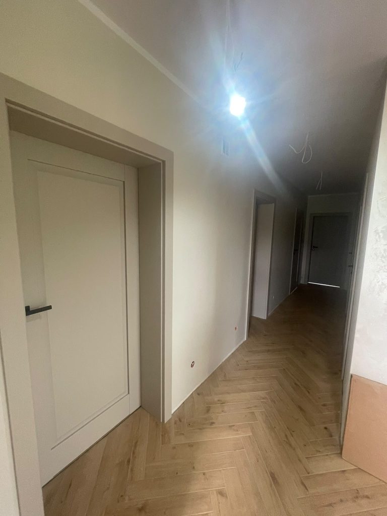 Korytarz z drzwiami Erkado Nemezja 16 w kolorze kaszmir - nasza realizacja