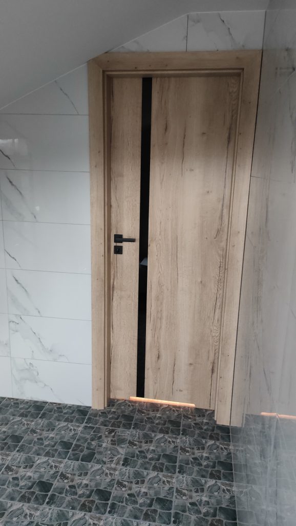 Drzwi wewnętrzne Vivento Astoria Black w kolorze dąb Halifax w łazience wykończonej marmurem